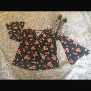 CHIC HAPPENS Flower Blouse